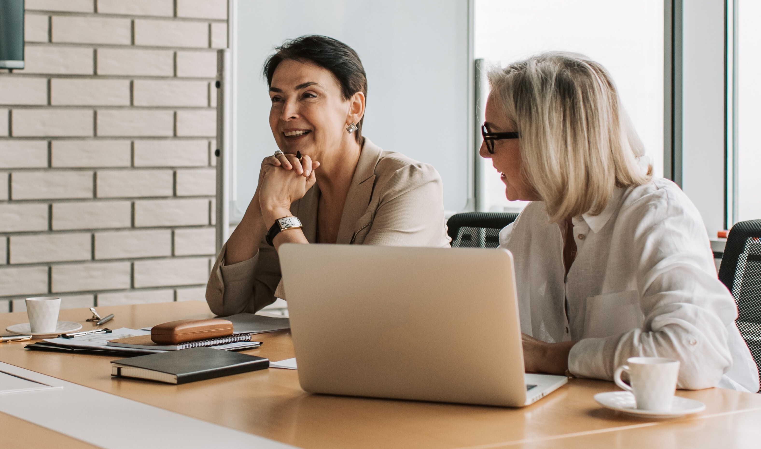 Enterprise-people-talking-business-women